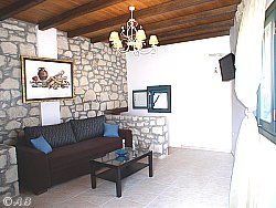 Wohnzimmer mit Schlafcouch der Stein-Villa 2 mit 2 Schlafzimmern, Mochlos