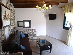 Wohnzimmer mit Schlafcouch der Stein-Villa 2 mit 2 Schlafzimmern, Mochlos